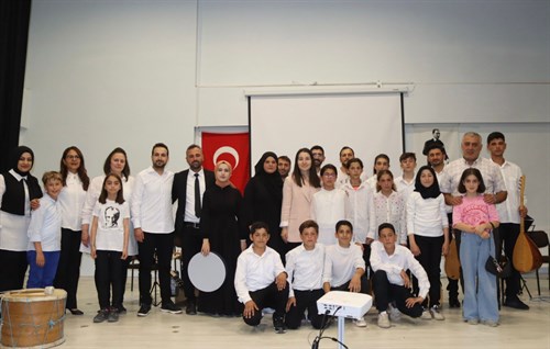 Sayın Kaymakamımız Kübra DEMİRER, İlçe Halk Eğitim Merkezi Eğitmen ve Kursiyerlerinin hazırlamış olduğu, “Türk Halk Müziği” konser programına katıldı.